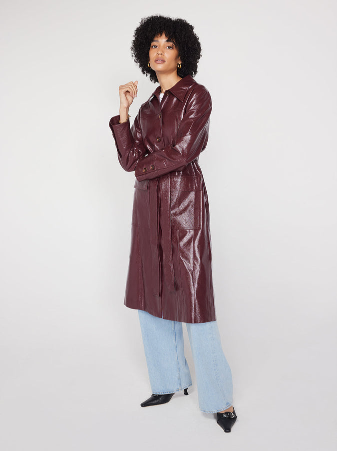 Dominique is an easy-fit vinyl car coat in an irresistible chocolate colour that will complete your outfit with a retro flare. Featuring exaggerated collars and patch pockets, wear with or without the belt depending on your mood.